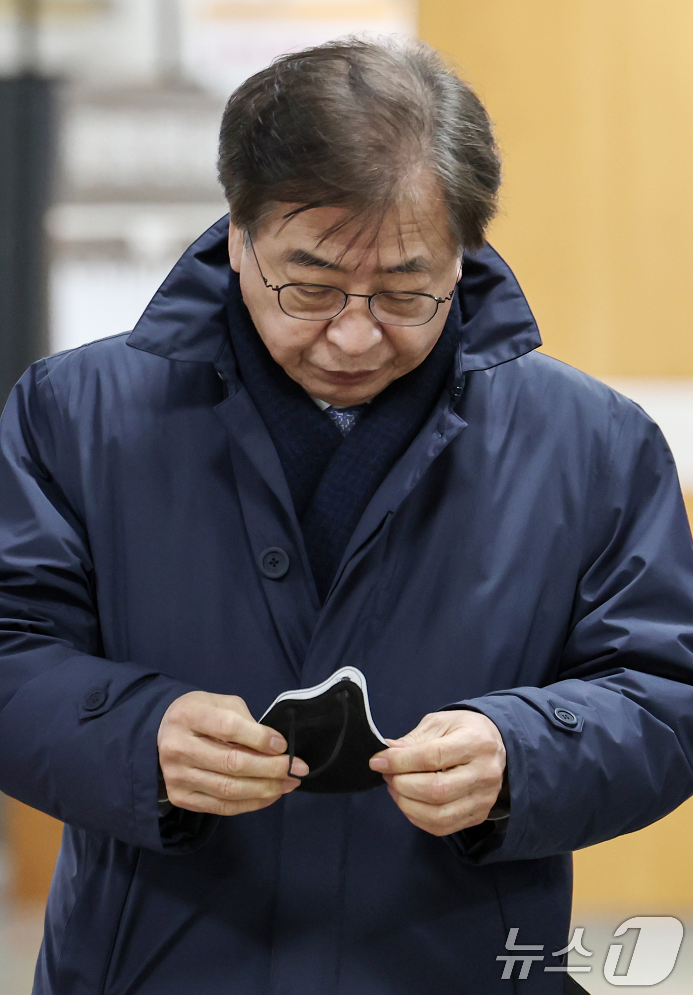 (서울=뉴스1) 민경석 기자 = 서훈 전 국정원장이 17일 오전 서울 서초구 서울중앙지법에서 열린 '서해 공무원 피살 사건' 관련 공판에 출석하고 있다. 2025.1.17/뉴스1