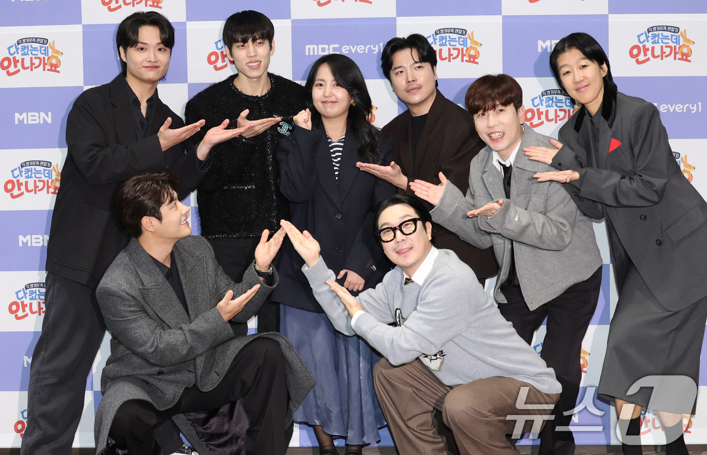 (서울=뉴스1) 권현진 기자 = 전민경 PD를 비롯한 출연진들이 17일 서울 마포구 스탠포드호텔코리아에서 열린 MBC에브리원·MBN '다 컸는데 안 나가요' 제작발표회에서 포즈를 …