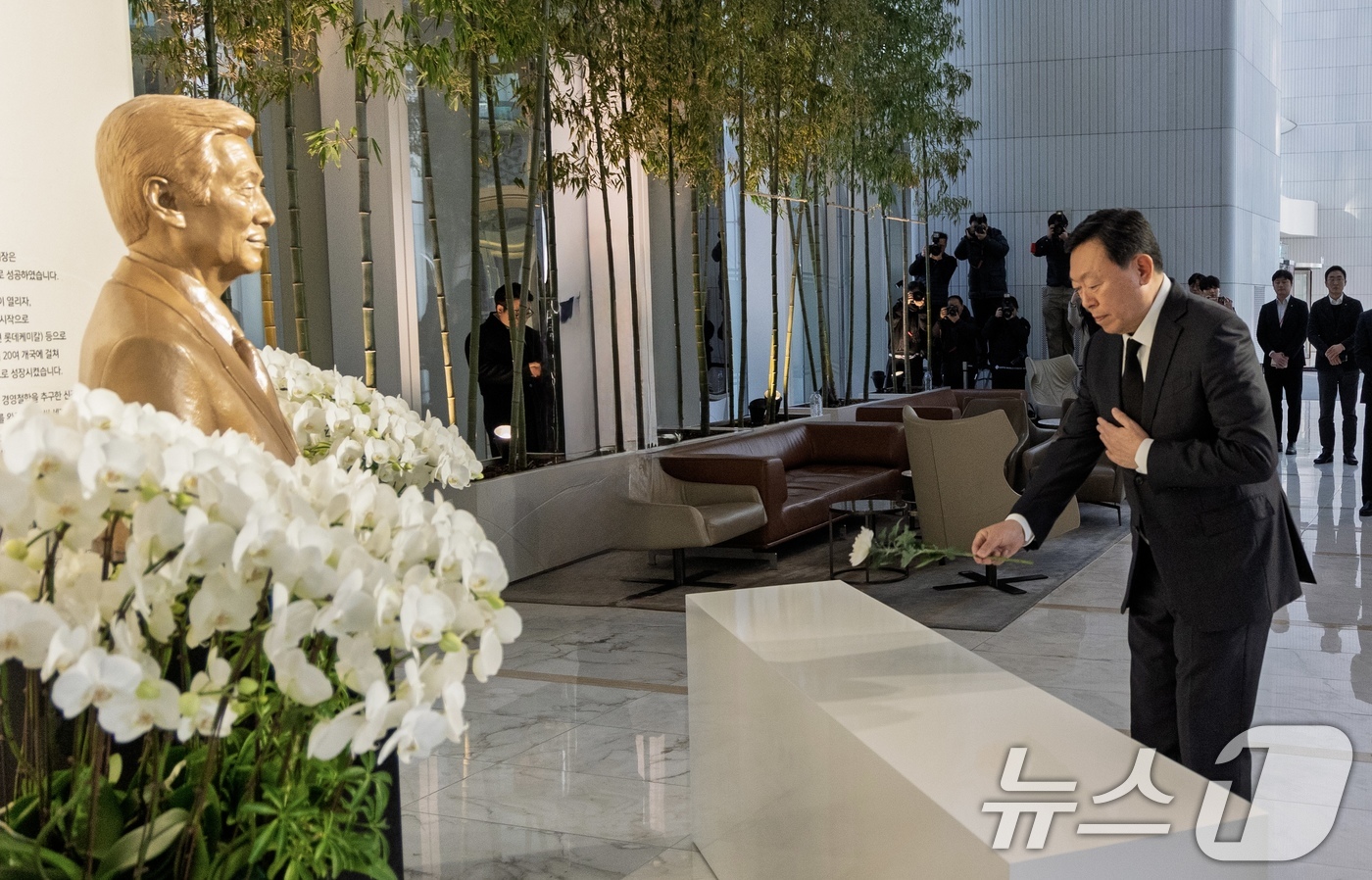(서울=뉴스1) = 신동빈 롯데 회장이 신격호 창업주 5주기를 맞아 17일 서울 송파구 롯데월드타워 1층에 마련된 신 창업주 흉상에 헌화하고 있다. (롯데 제공) 2025.1.17 …