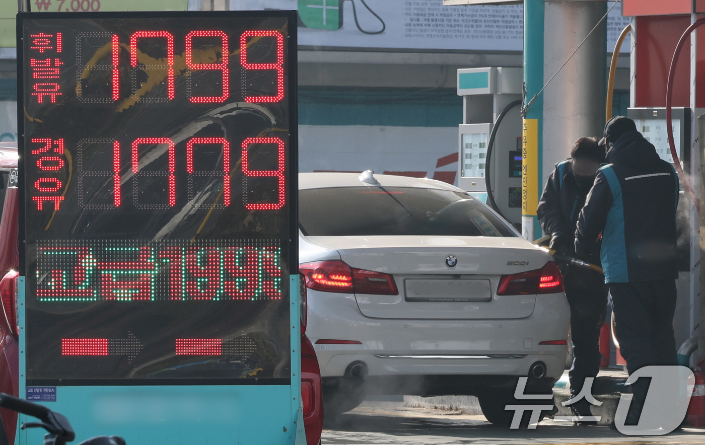 (서울=뉴스1) 박세연 기자 = 17일 서울시내 한 주유소에서 휘발유를 리터당 1799원에 판매하고 있다.이스라엘과 하마스의 휴전에도 미국의 러시아에 대한 제재 후폭풍이 이어지며 …