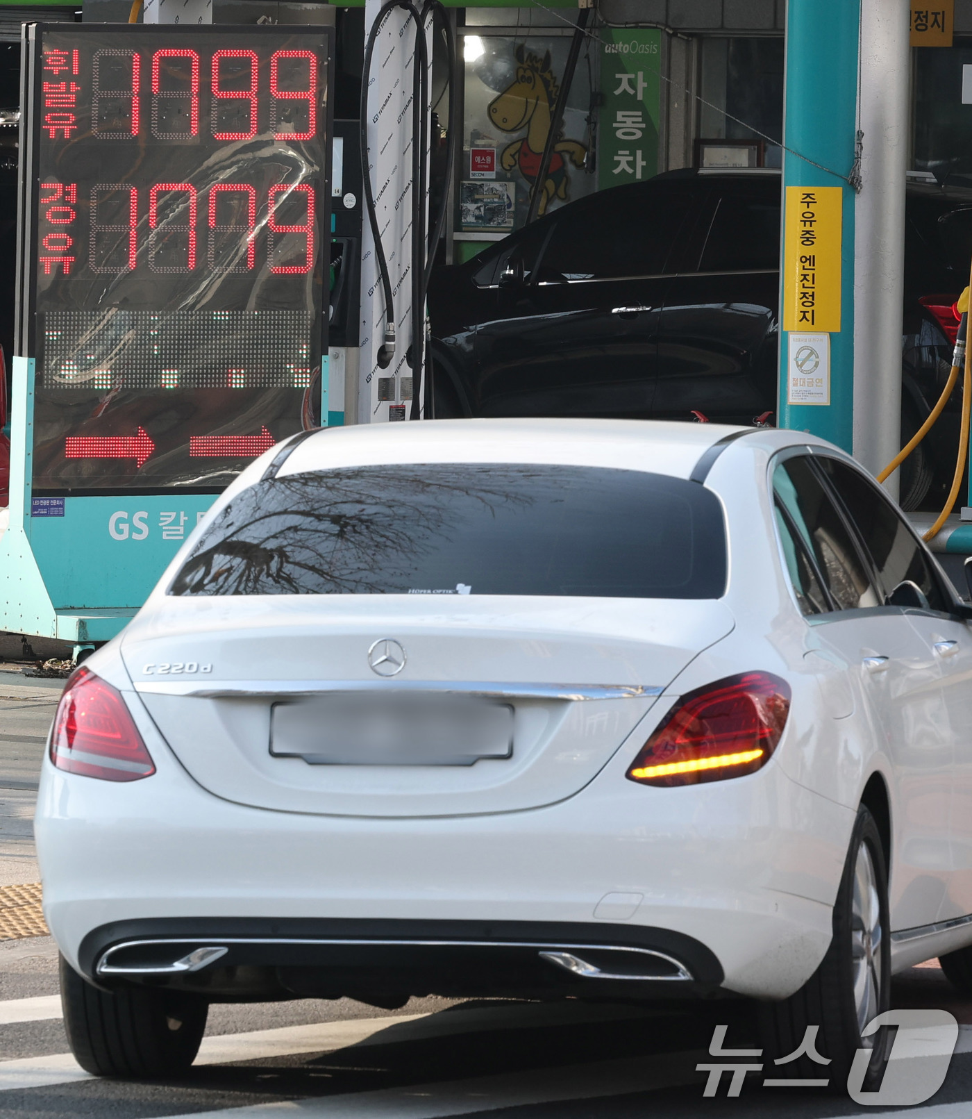 (서울=뉴스1) 박세연 기자 = 17일 서울시내 한 주유소에서 휘발유를 리터당 1799원에 판매하고 있다.미국의 러시아에 대한 제재 후폭풍이 이어지며 국제유가가 다시 5개월 만에 …