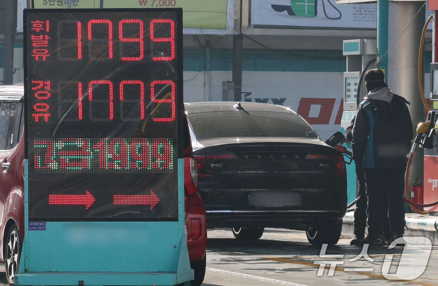 (서울=뉴스1) 박세연 기자 = 17일 서울시내 한 주유소에서 휘발유를 리터당 1799원에 판매하고 있다.이스라엘과 하마스의 휴전에도 미국의 러시아에 대한 제재 후폭풍이 이어지며 …
