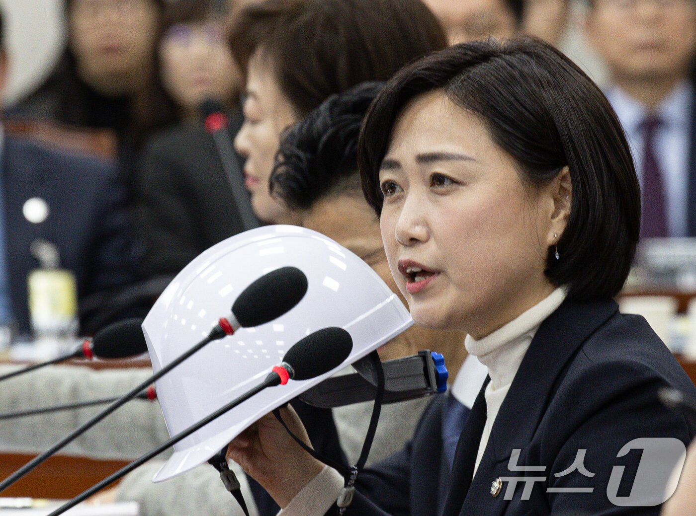 본문 이미지 - 백승아 더불어민주당 의원이 17일 오전 서울 여의도 국회에서 열린 제421회 국회&#40;임시회&#41; 교육위원회 제1차 전체회의에서 &#39;반공청년단&#39;의 기자회견을 주선한 김민전 국민의힘 의원 관련 발언을 하고 있다. 2025.1.17/뉴스1 ⓒ News1 이재명 기자