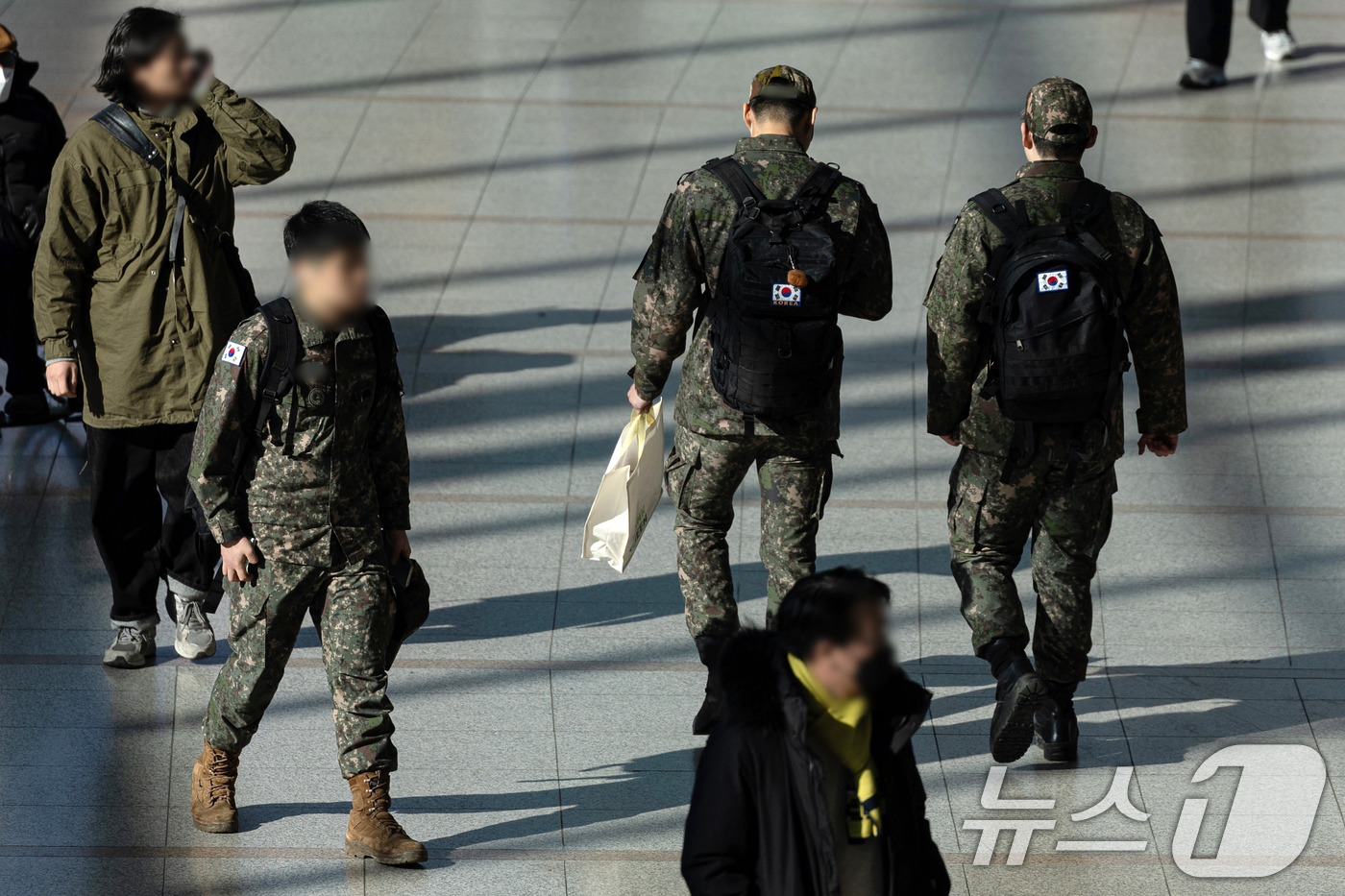 (서울=뉴스1) 이승배 기자 = 올해 병장 봉급 200만 원 시대가 열린 가운데 군 당국이 장병들을 대상으로 경제교육을 의무화한 것으로 확인됐다. 17일 뉴스1 취재를 종합하면 국 …