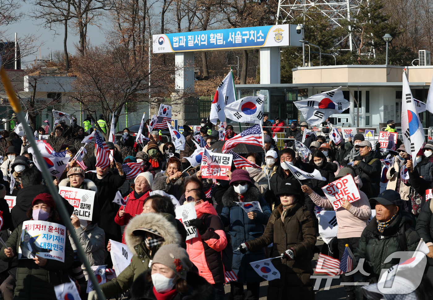 (의왕=뉴스1) 김영운 기자 = 17일 오후 내란 우두머리 혐의로 체포된 윤석열 대통령이 구금된 경기 의왕시 서울구치소 앞에서 지지자들이 윤 대통령 지지·응원 집회를 하고 있다. …
