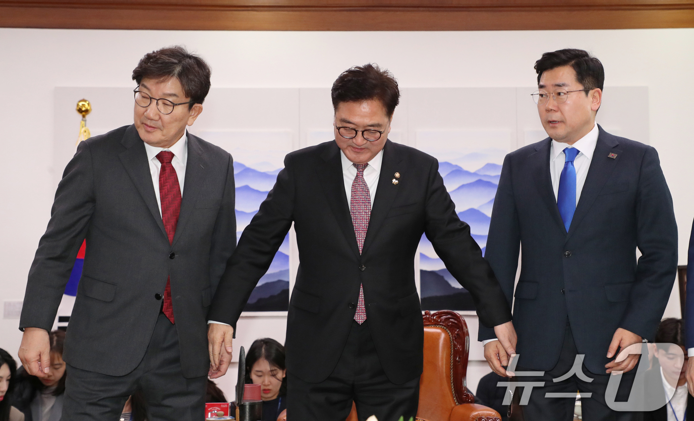 (서울=뉴스1) 이광호 기자 = 우원식 국회의장 및 국민의힘 권성동 원내대표, 더불어민주당 박찬대 원내대표가 17일 국회 본청 국회의장실에서 열린 '국회의장 및 양당 원내대표 회동 …