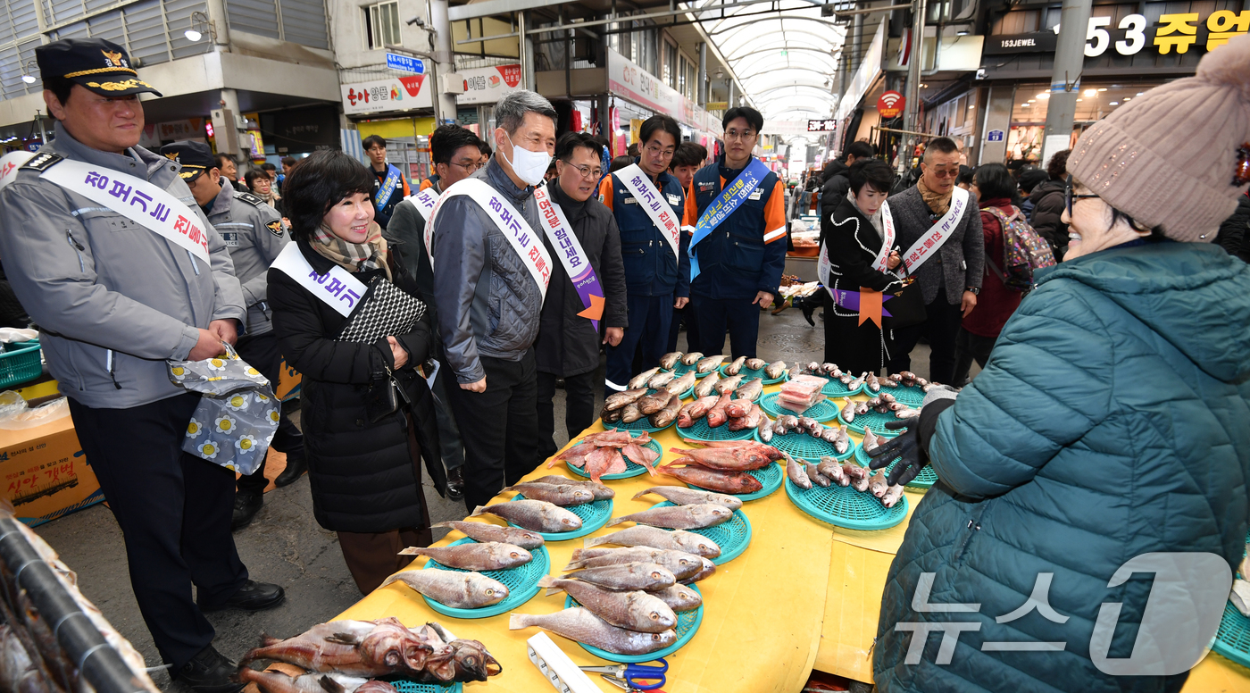 (포항=뉴스1) 최창호 기자 = 이강덕 경북 포항시장(왼쪽 세번째)이 17일 설명절을 앞두고 지역 기관단체장들과 함께 죽도시장에서 재수용 생선을 구입하고 있다.포항시는 이날부터 설 …