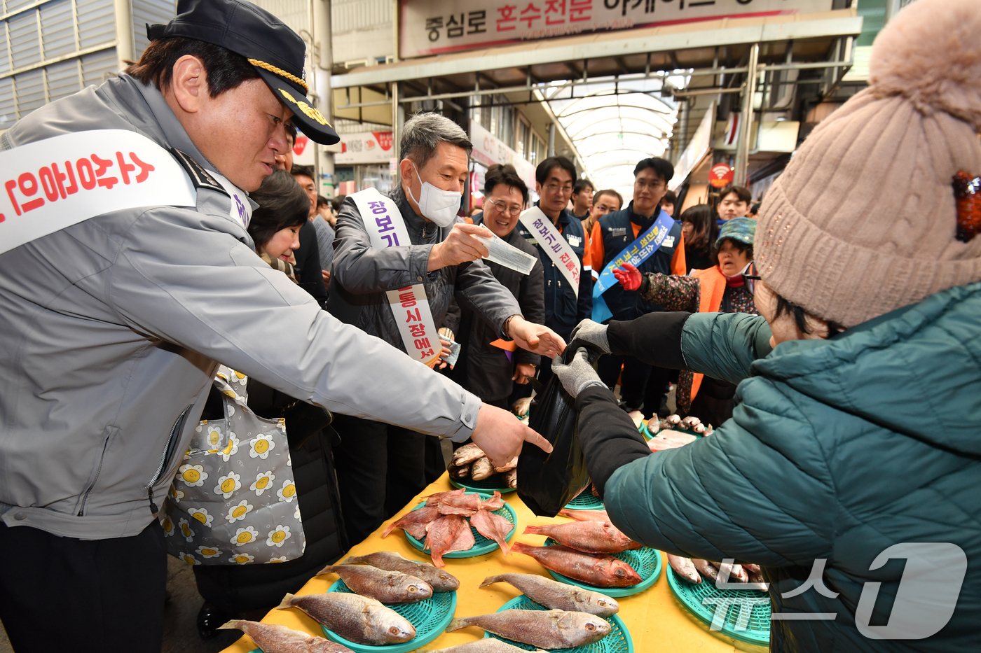 (포항=뉴스1) 최창호 기자 = 이강덕 경북 포항시장(왼쪽 두번째)이 17일 설명절을 앞두고 지역 기관단체장들과 함께 죽도시장에서 재수용 생선을 구입하고 있다.포항시는 이날부터 설 …