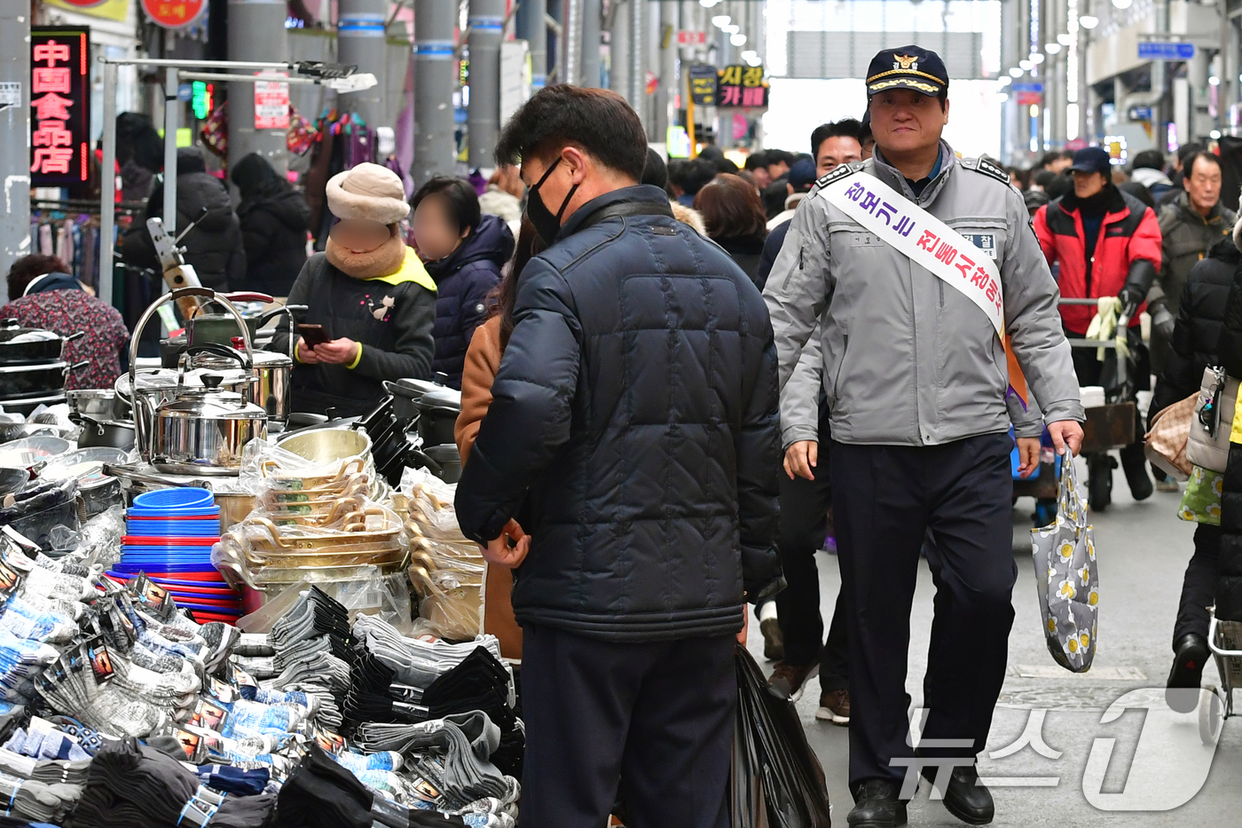 (포항=뉴스1) 최창호 기자 = 이정섭 경북 포항북부경찰서장이 17일 경북 포항시 북구 죽도시장에서 설 명절 제수용품 장을 보고 있다. 이날 포항시는 죽도시장에서 전통시장 장보기 …