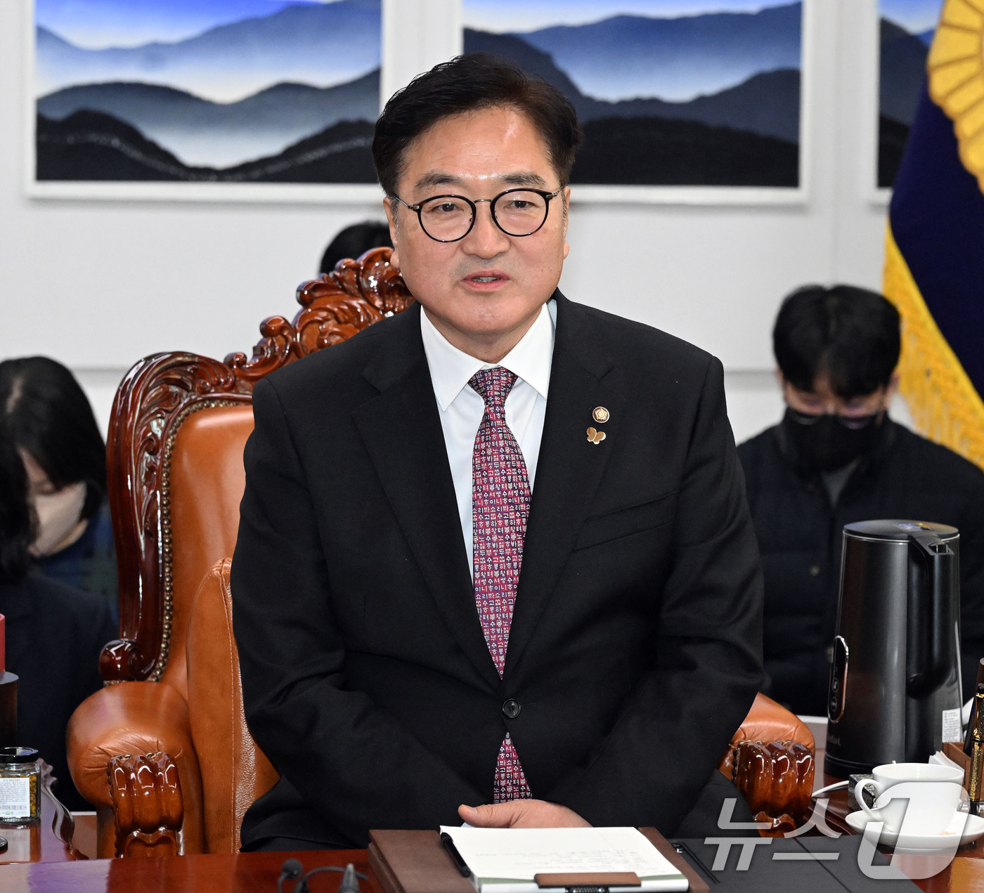 (서울=뉴스1) 이광호 기자 = 우원식 국회의장이 17일 국회 의장실에서 여야 원내대표와 만나 발언을 하고 있다. (공동취재) 2025.1.17/뉴스1