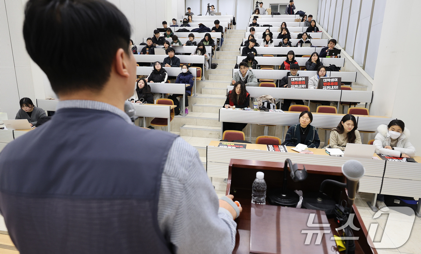 (서울=뉴스1) 이동해 기자 = 양경수 민주노총 위원장이 17일 서울의 한 대학 내 강의실에서 윤석열 퇴진 3차 대학생 시국강연을 하고 있다. 2025.1.17/뉴스1