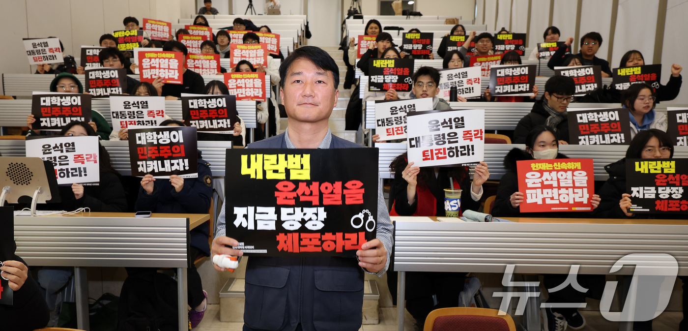 (서울=뉴스1) 이동해 기자 = 양경수 민주노총 위원장이 17일 서울의 한 대학 내 강의실에서 열린 윤석열 퇴진 3차 대학생 시국강연에 앞서 참석자들과 기념촬영을 하고 있다. 20 …