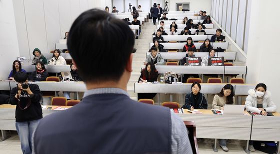 대학생 대상으로 강연하는 양경수 민주노총 위원장