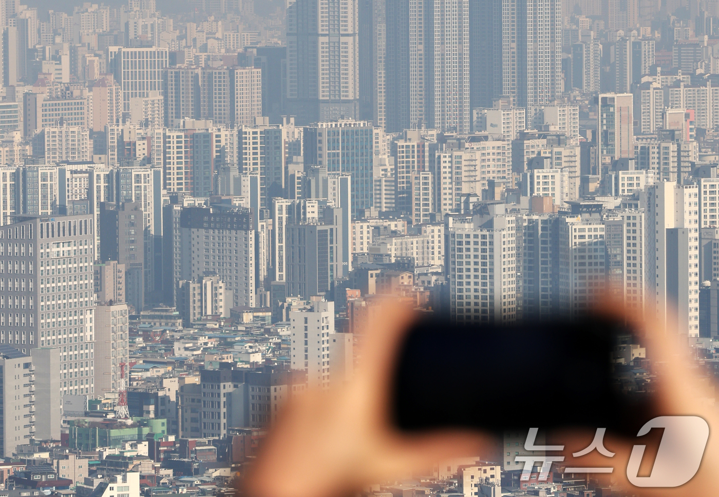 (서울=뉴스1) 송원영 기자 = 서울 아파트값이 3주 연속 보합세를 보이는 가운데 강북 외곽 지역 집값이 본격적인 하락세를 보이고 있다.17일 한국부동산원에 따르면 이번주 서울 아 …