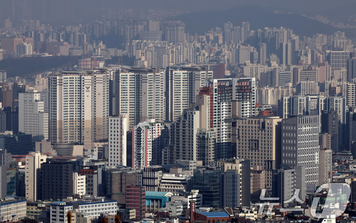(서울=뉴스1) 송원영 기자 = 서울 아파트값이 3주 연속 보합세를 보이는 가운데 강북 외곽 지역 집값이 본격적인 하락세를 보이고 있다.17일 한국부동산원에 따르면 이번주 서울 아 …
