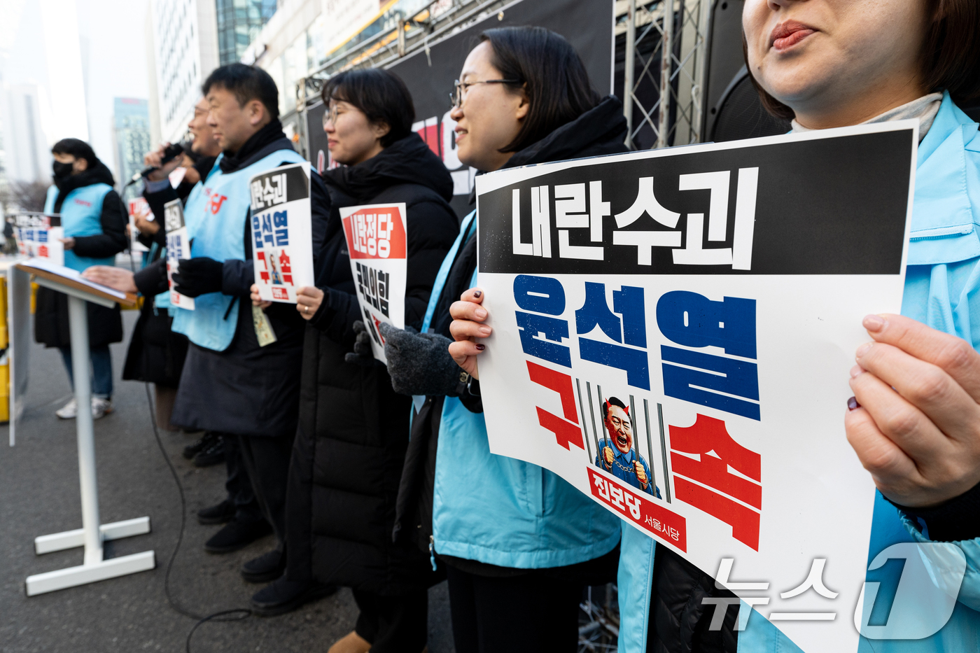 (서울=뉴스1) 이승배 기자 = 진보당 서울시당이 17일 오후 서울 여의도 국민의힘 중앙당사 앞에서 정당연설회를 열고 윤석열 대통령 구속 및 국민의힘 해체를 촉구하고 있다. 202 …