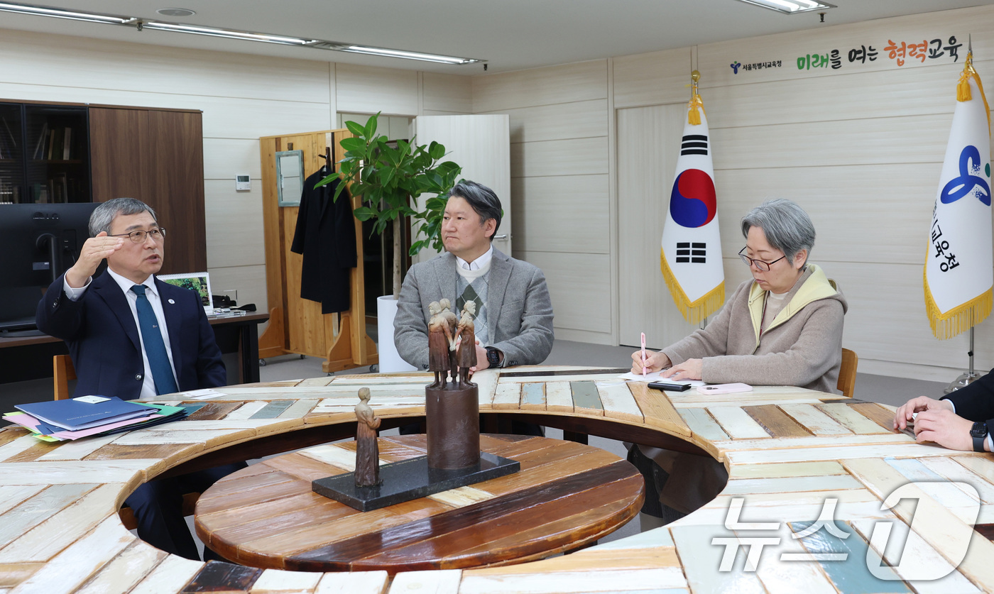 (서울=뉴스1) = 정근식 서울시교육감이 17일 서울 종로구 서울시교육청에서 김창수 전국의과대학교수협의회장을 비롯한 의대 관계자들을 만나 의대정원과 관련된 다양한 사안을 협의하고 …