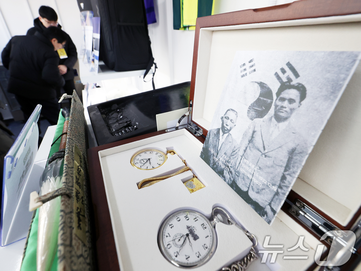 (서울=뉴스1) 황기선 기자 = 17일 오후 서울 광화문광장에서 열린 '광복80장터'에 각계에서 기증한 물품이 진열돼 있다.오는 19일 까지 진행되는 이번 장터 수익금은 독립유공자 …