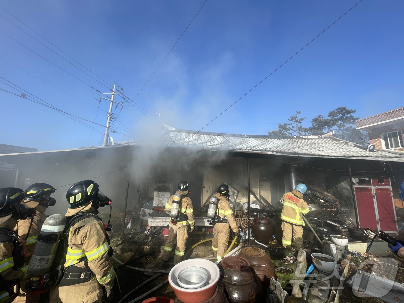 (나주=뉴스1) 박지현 기자 = 17일 오후 2시 29분쯤 전남 나주시 동강면의 한 주택에서 불이 나 소방당국이 화재를 진화하고 있다.(전남 나주소방 제공)2025.1.17/뉴스1 …