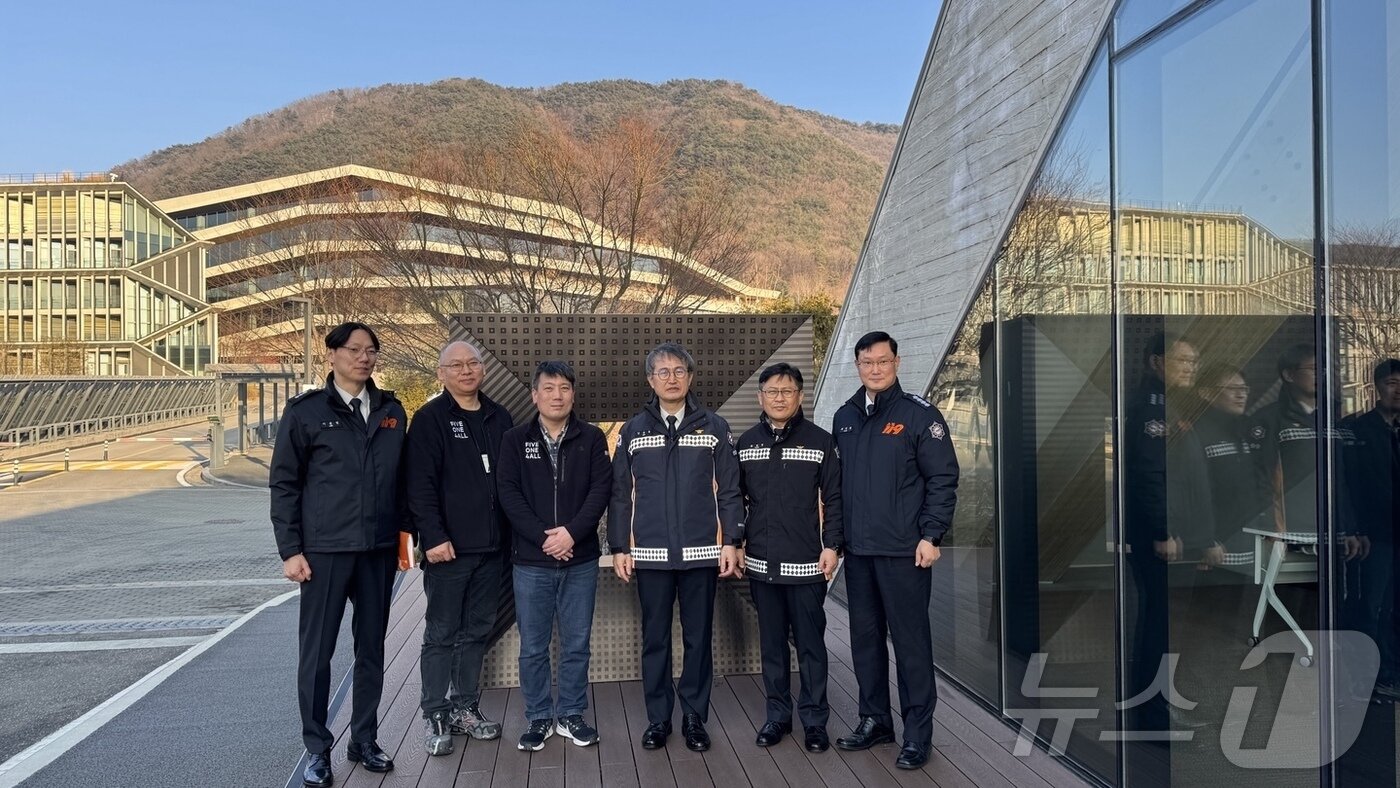 본문 이미지 - 김승룡 강원특별자치도 소방본부장이 17일 춘천 네이버 데이터센터 ‘각’을 찾아 안전점검을 실시한 뒤 기념촬영을 하고 있다.(도소방본부 제공)