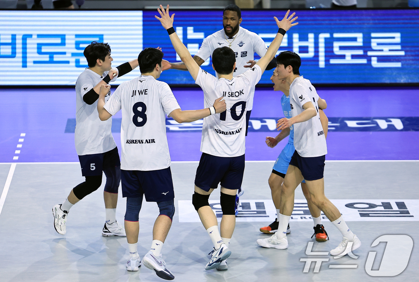 (인천=뉴스1) 박정호 기자 = 17일 오후 인천시 계양구 봉오대로 계양체육관에서 열린 프로배구 '도드람 2024-2025 V-리그' 대한항공 점보스와 한국전력 빅스톰의 경기에서 …