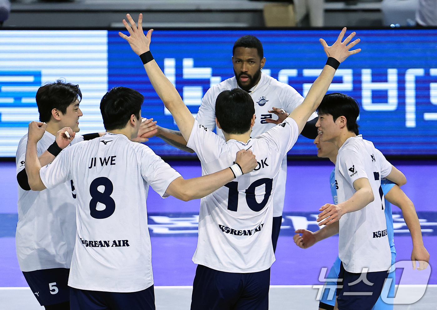 (인천=뉴스1) 박정호 기자 = 17일 오후 인천시 계양구 봉오대로 계양체육관에서 열린 프로배구 '도드람 2024-2025 V-리그' 대한항공 점보스와 한국전력 빅스톰의 경기에서 …