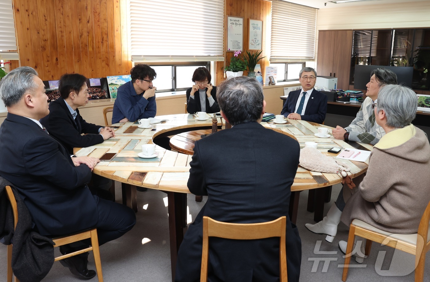 (서울=뉴스1) = 정근식 서울시교육감이 17일 서울 종로구 서울시교육청에서 김창수 전국의과대학교수협의회장 등 관계자들과 의대정원 사안을 협의하고 있다. (서울시교육청 제공) 20 …