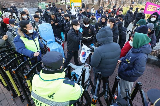 [단독]'尹 구속심사' 서부지법 앞 경찰 폭행한 남성 1명 체포