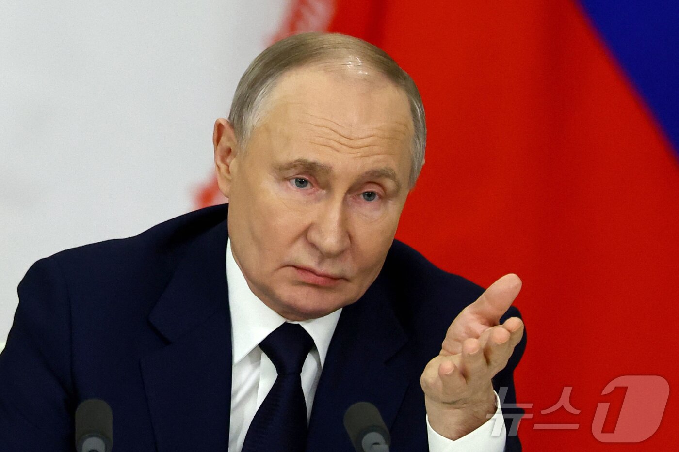 본문 이미지 - 블라디미르 푸틴 러시아 대통령이 17일&#40;현지시간&#41; 모스크바 크렘린궁에서 열린 마수드 페제시키안 이란 대통령과 포괄적·전략적 동반자 조약 서명식서 발언을 하고 있다. 2025.01.18. ⓒ 로이터=뉴스1 ⓒ News1 우동명 기자