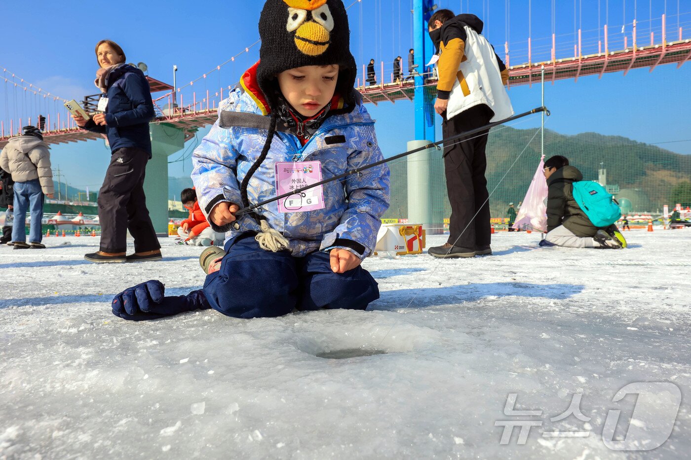 본문 이미지 - 주말인 18일 오전, 강원 화천산천어축제장을 찾은 외국인 관광객들이 산천어 얼음낚시를 즐기고 있다.(화천군 제공) 2025.1.18/뉴스1