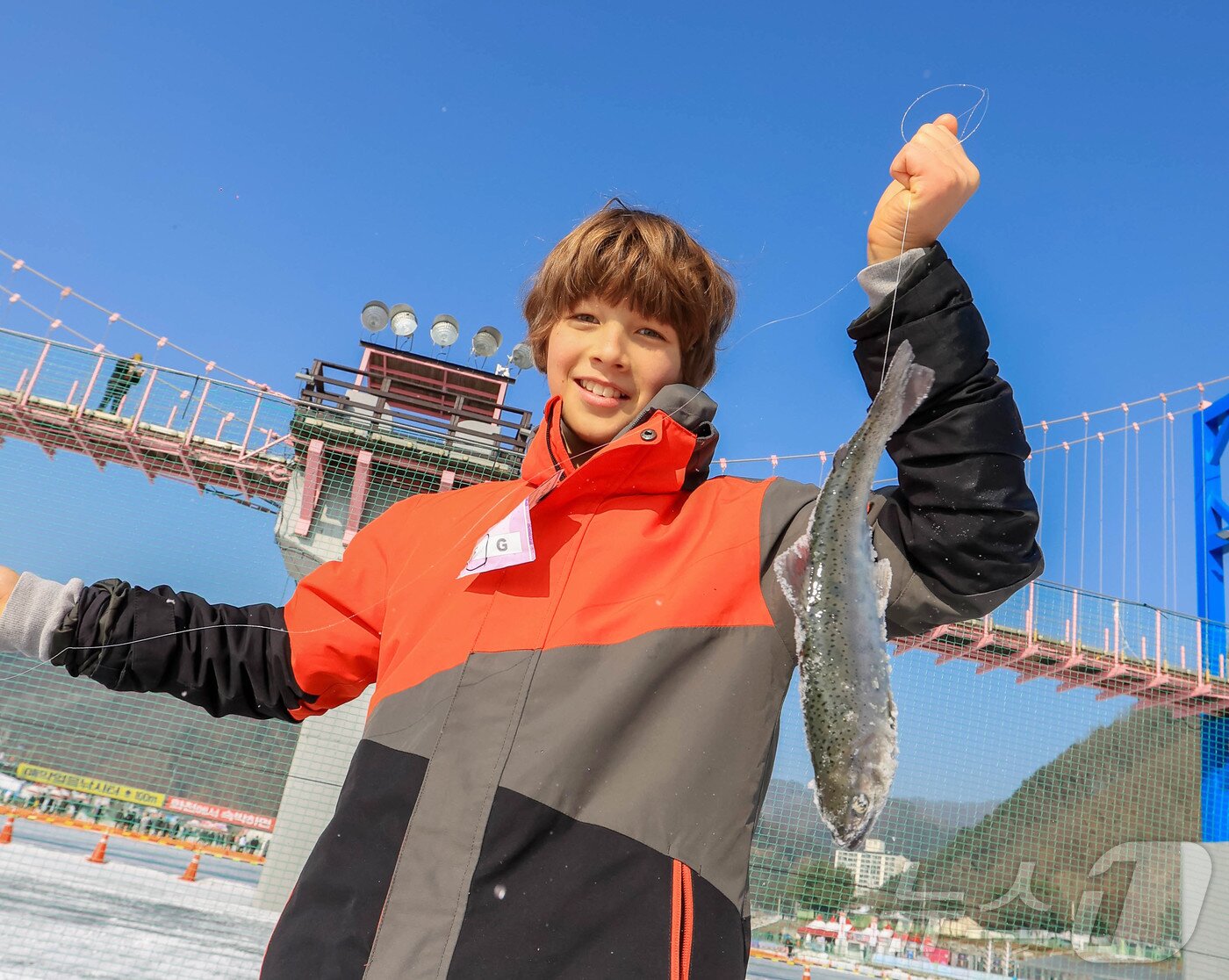 본문 이미지 - 주말인 18일 오전 강원 화천산천어축제장을 찾은 관광객들이 산천어 얼음낚시를 즐기고 있다.(화천군 제공) 2025.1.18/뉴스1 