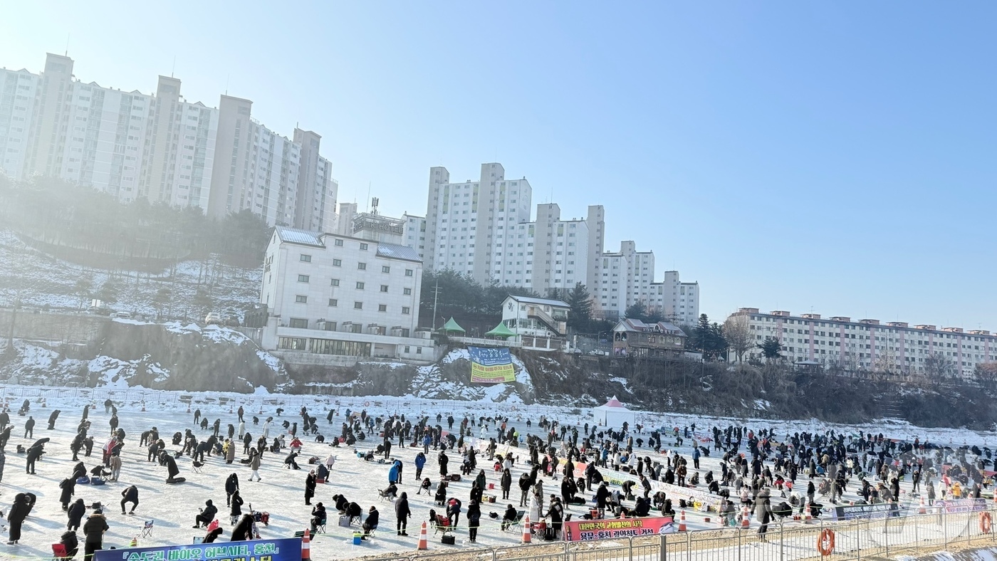 (홍천=뉴스1) 이종재 기자 = 강원 홍천의 대표적인 겨울축제인 홍천강 꽁꽁축제가 18일 개막했다. 올해로 13회째를 맞은 꽁꽁축제는 내달 1일까지 15일간 홍천읍 홍천강 일원에서 …