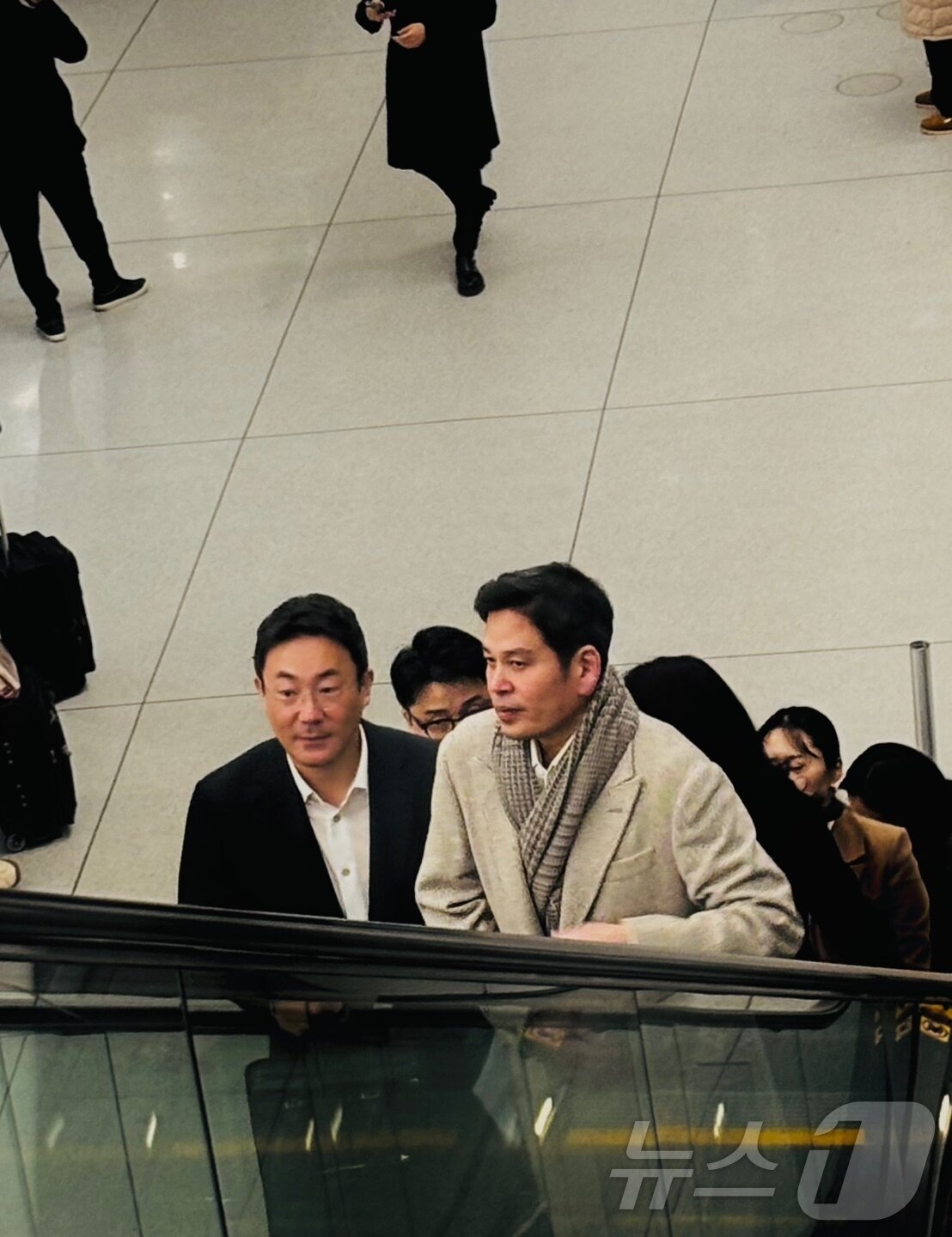 본문 이미지 - 오는 20일(현지시간) 예정인 도널드 트럼프 대통령 취임식에 참석할 예정인 정용진 신세계그룹 회장이 17일 뉴욕 JFK 국제공항을 통해 입국하고 있다.