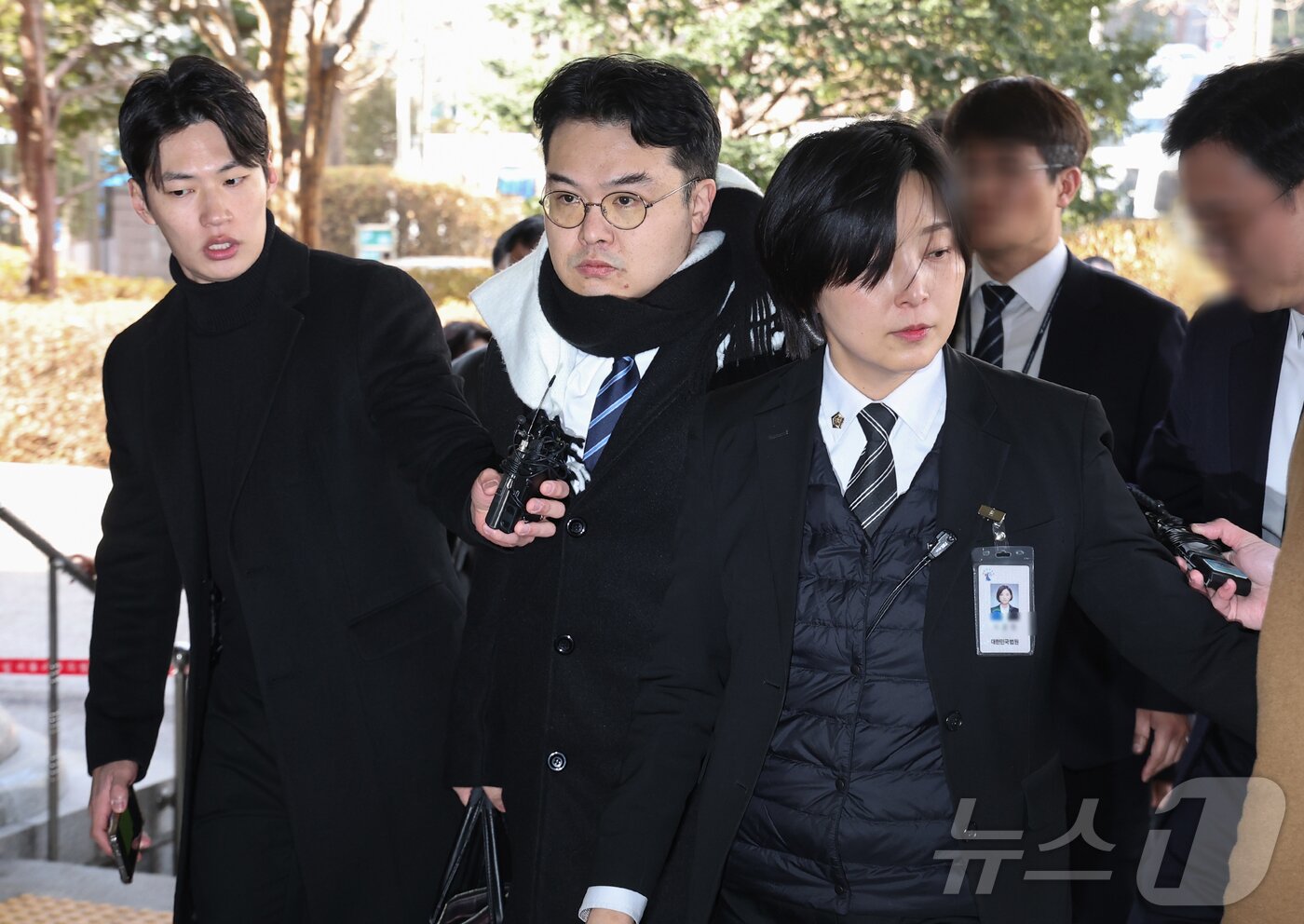 본문 이미지 - 내란 우두머리 혐의로 체포된 윤석열 대통령에 대한 영장실질심사가 열리는 18일 오후 서울 마포구 서울서부지방법원에 차정현 고위공직자범죄수사처&#40;공수처&#41; 부장검사가 도착하고 있다.&#40;공동취재&#41; 2025.1.18/뉴스1 ⓒ News1 민경석 기자