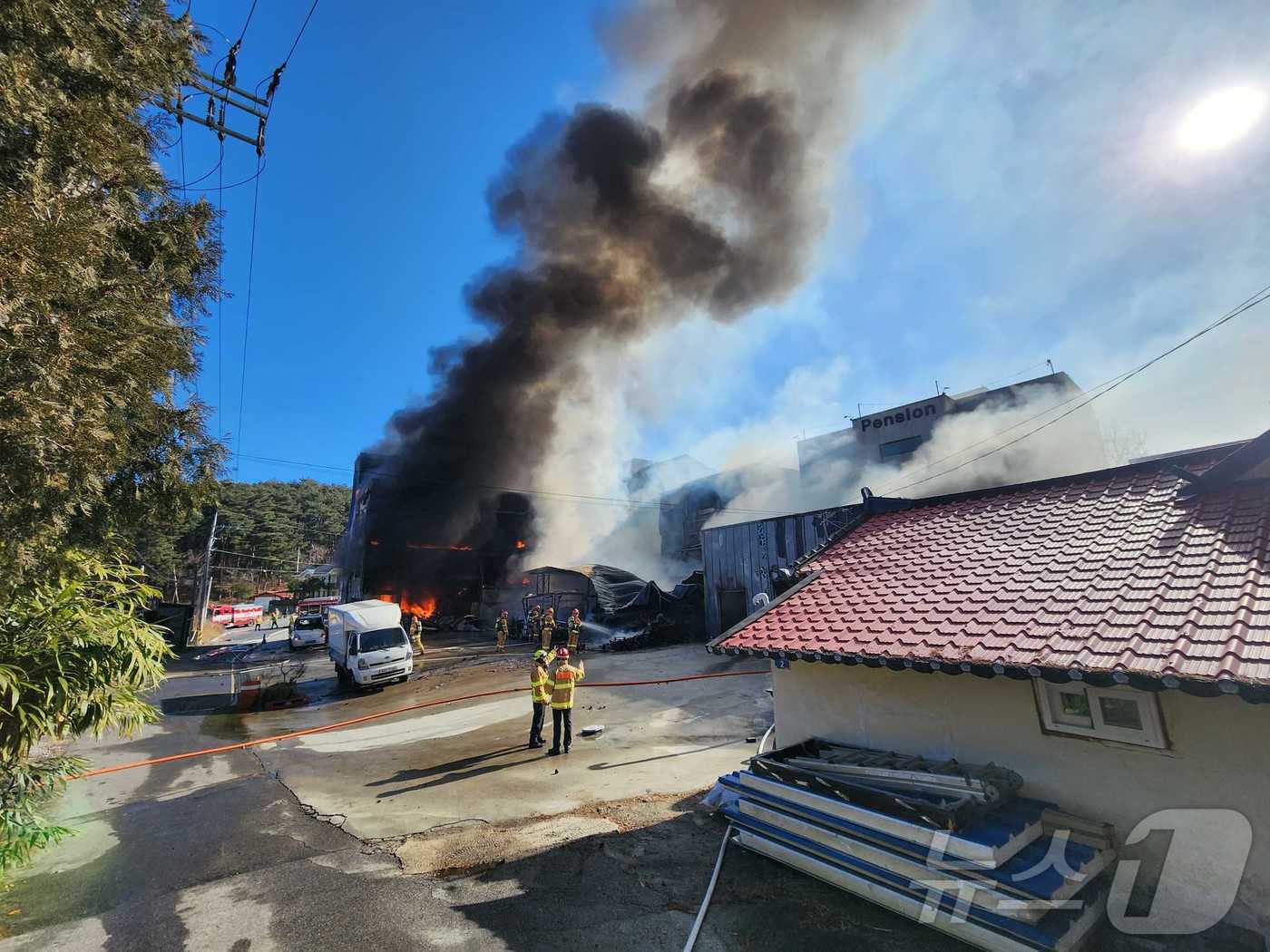 본문 이미지 - 18일 강원 강릉시 포남동 창고 화재 진화 현장.(강릉소방서 제공) 2025.1.18/뉴스1