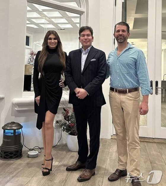 본문 이미지 - 정용진 신세계그룹 회장이 지난해 1월 도날드 트럼프 당선인의 장남인 트럼프주니어 부부와 함께 한 사진.(정용진 회장 인스타그램)