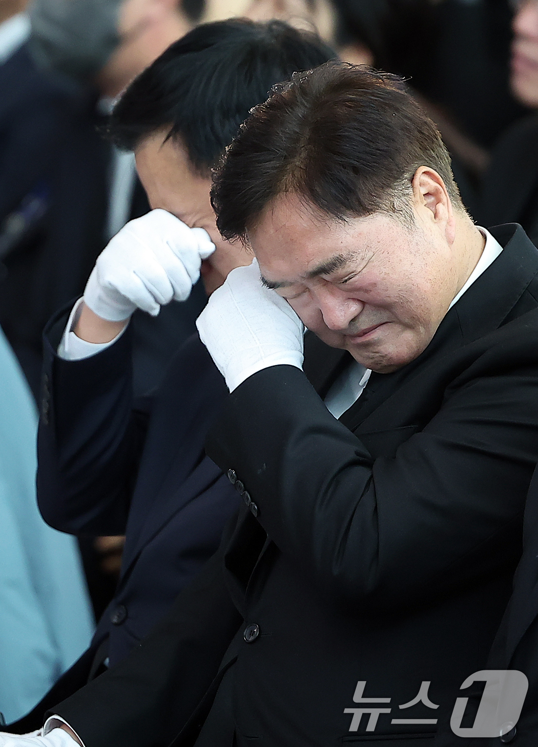 (무안=뉴스1) 김진환 기자 = 최상목 대통령 권한대행 부총리 겸 기획재정부 장관과 우원식 국회의장이 18일 오전 전남 무안국제공항에서 열린 12·29 제주항공 여객기 참사 희생자 …