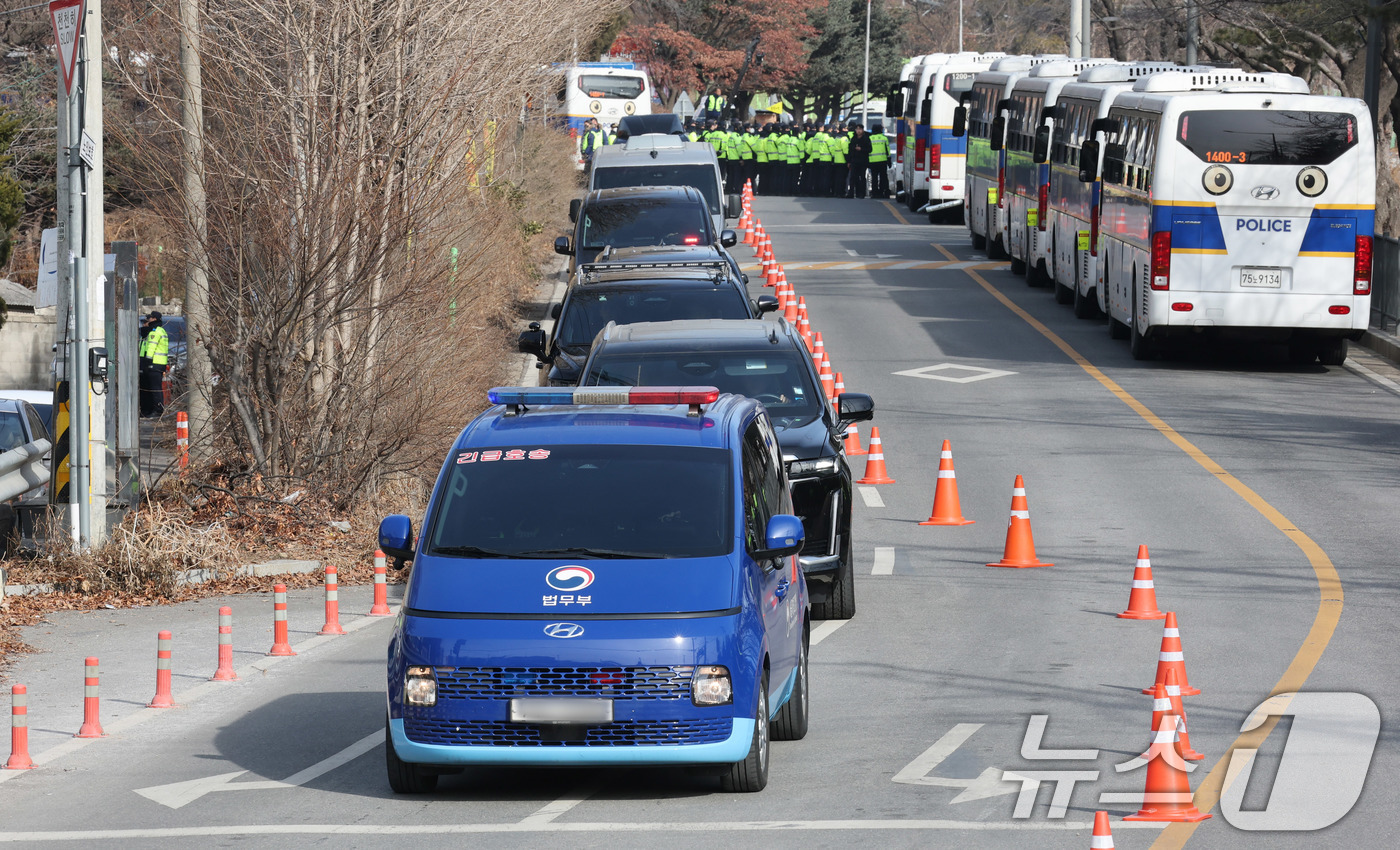 (의왕=뉴스1) 박세연 기자 = 윤석열 대통령을 태운 호송차량이 18일 서울 서부지방법원에서 열리는 내란 우두머리 혐의 구속 영장실질심사에 출석하기 위해 경기도 의왕시 서울구치소를 …