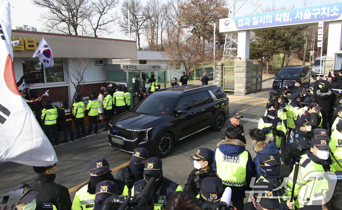 (의왕=뉴스1) 박세연 기자 = 윤석열 대통령의 구속 전 피의자심문(영장실질심사)를 앞둔 18일 오후 경기 의왕시 서울구치소에서 윤 대통령을 태운 호송차량을 경호하는 차량들이 서부 …