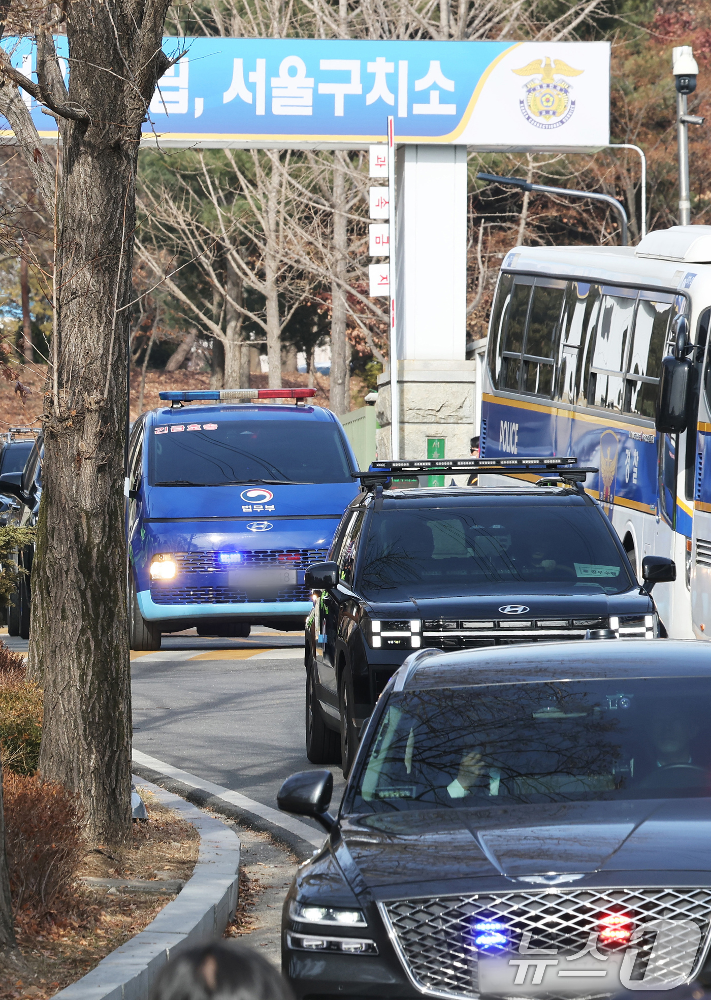 (의왕=뉴스1) 박세연 기자 = 내란 우두머리 혐의로 체포된 윤석열 대통령이 탑승한 차량 행렬이 18일 경기도 의왕시 서울구치소에서 나와 구속 전 피의자심문(영장실질심사)이 열리는 …