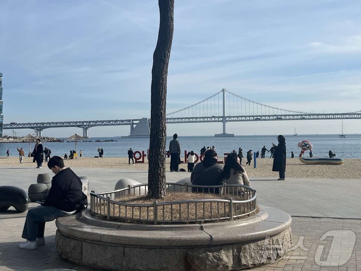 본문 이미지 - 18일 오후 부산 광안리해수욕장에서 시민들이 벤치에 앉아있다.2025.1.18/뉴스1 ⓒ News1 장광일 기자