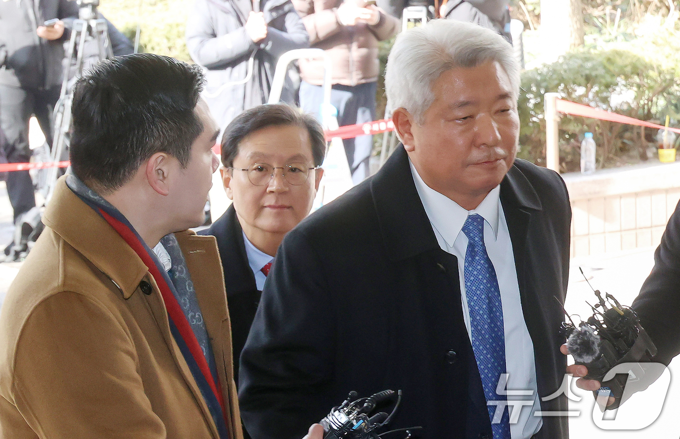 (서울=뉴스1) 민경석 기자 = 내란 우두머리 혐의로 체포된 윤석열 대통령에 대한 영장실질심사가 열리는 18일 오후 서울 마포구 서울서부지방법원에 윤 대통령 측 법률대리인 김홍일, …