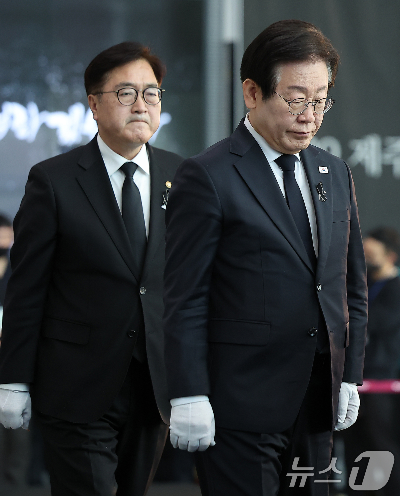 (무안=뉴스1) 김진환 기자 = 우원식 국회의장과 이재명 더불어민주당 대표가 18일 오전 전남 무안국제공항에서 열린 12·29 제주항공 여객기 참사 희생자 합동 추모식에 참석해 분 …