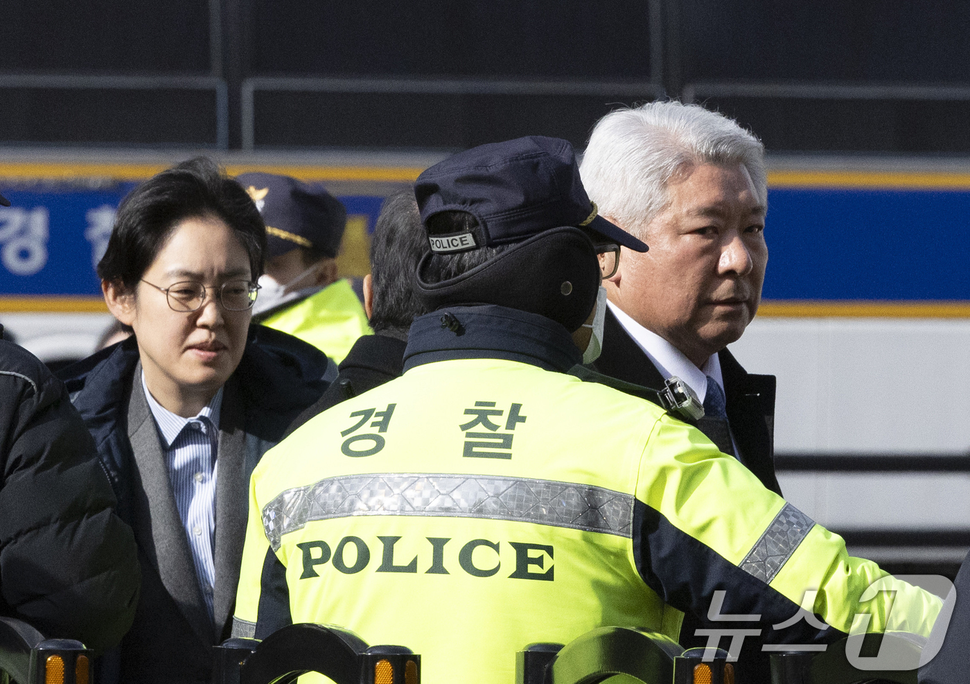 (서울=뉴스1) 민경석 기자 = 내란 우두머리 혐의로 체포된 윤석열 대통령에 대한 영장실질심사가 열리는 18일 오후 서울 마포구 서울서부지방법원에 윤 대통령 측 법률대리인 김홍일 …