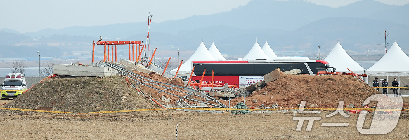 (무안=뉴스1) 김진환 기자 = 12·29 제주항공 여객기 참사 희생자 합동 추모식이 열린 18일 전남 무안국제공항 사고 현장에 파손된 둔덕(로컬라이저)가 방치되어 있다. 2025 …