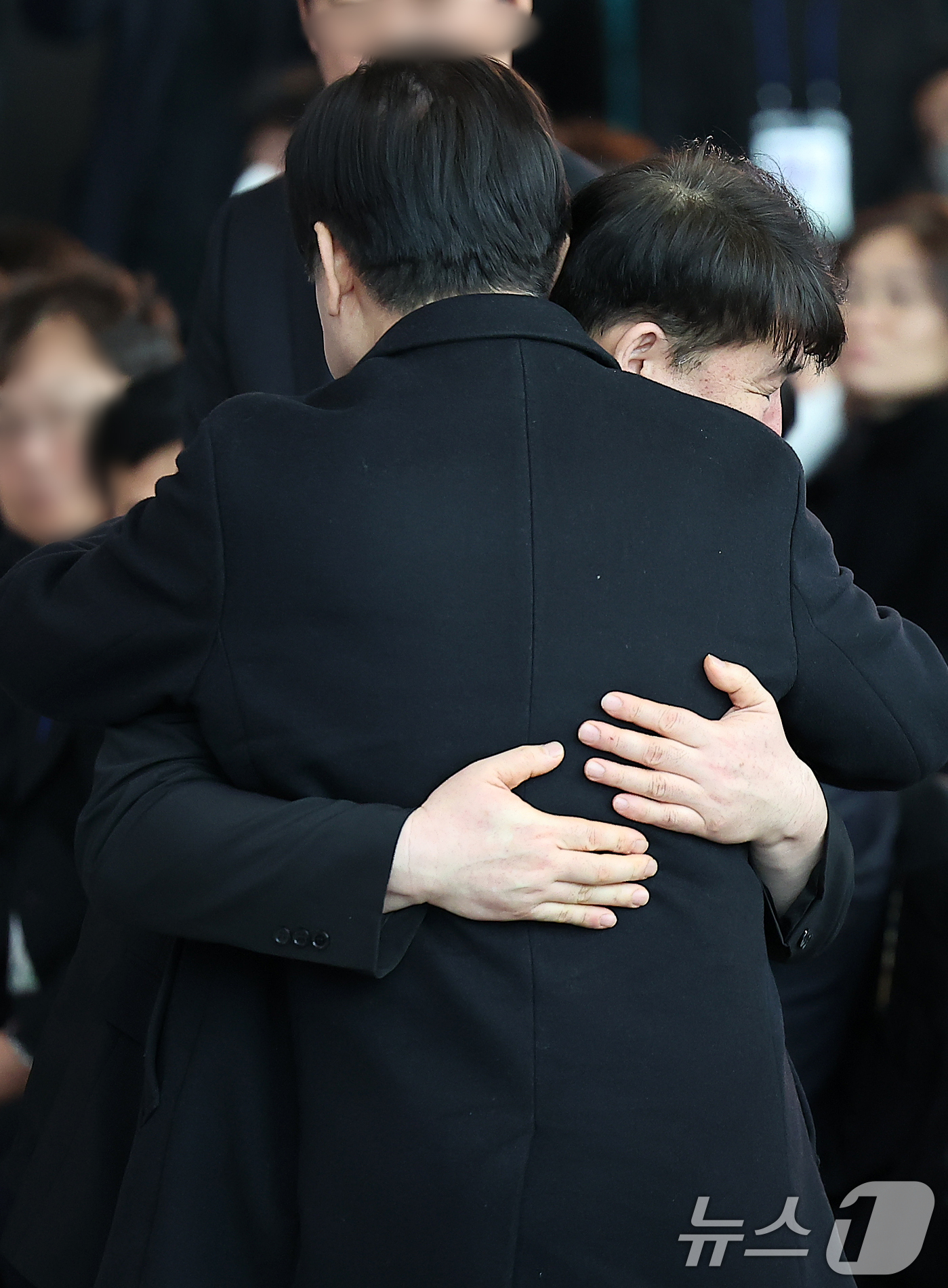 (무안=뉴스1) 김진환 기자 = 박한신 제주항공 참사 유가족협의회 대표가 18일 오전 전남 무안국제공항에서 열린 12·29 제주항공 여객기 참사 희생자 합동 추모식에 참석해 이재명 …