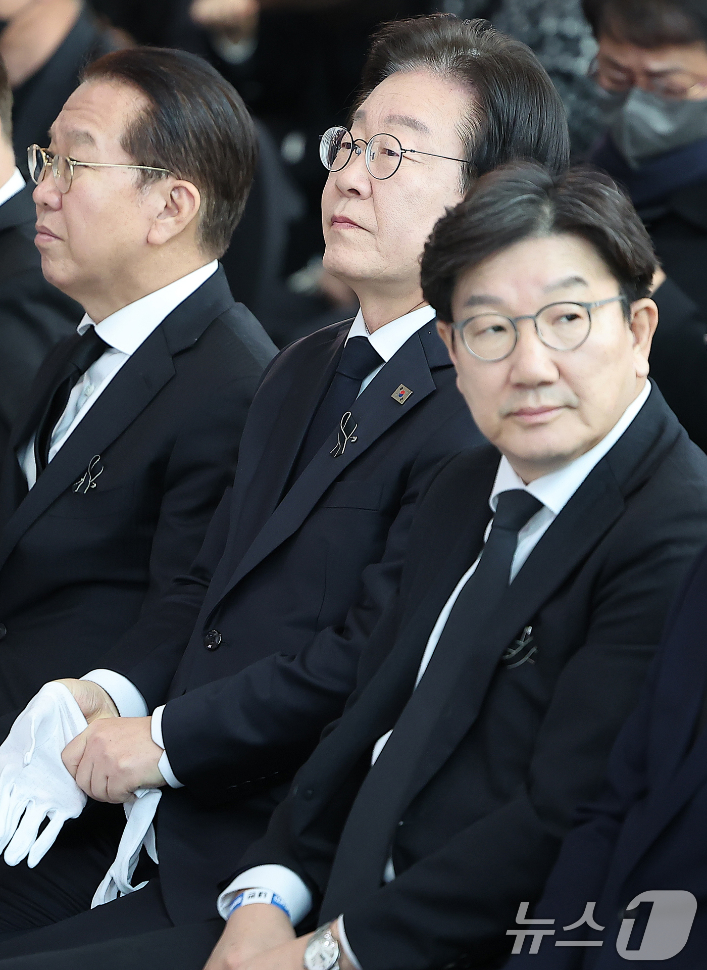 (무안=뉴스1) 김진환 기자 = 권영세 국민의힘 비상대책위원장(왼쪽부터), 이재명 더불어민주당 대표, 권성동 국민의힘 원내대표가 18일 오전 전남 무안국제공항에서 열린 12·29 …