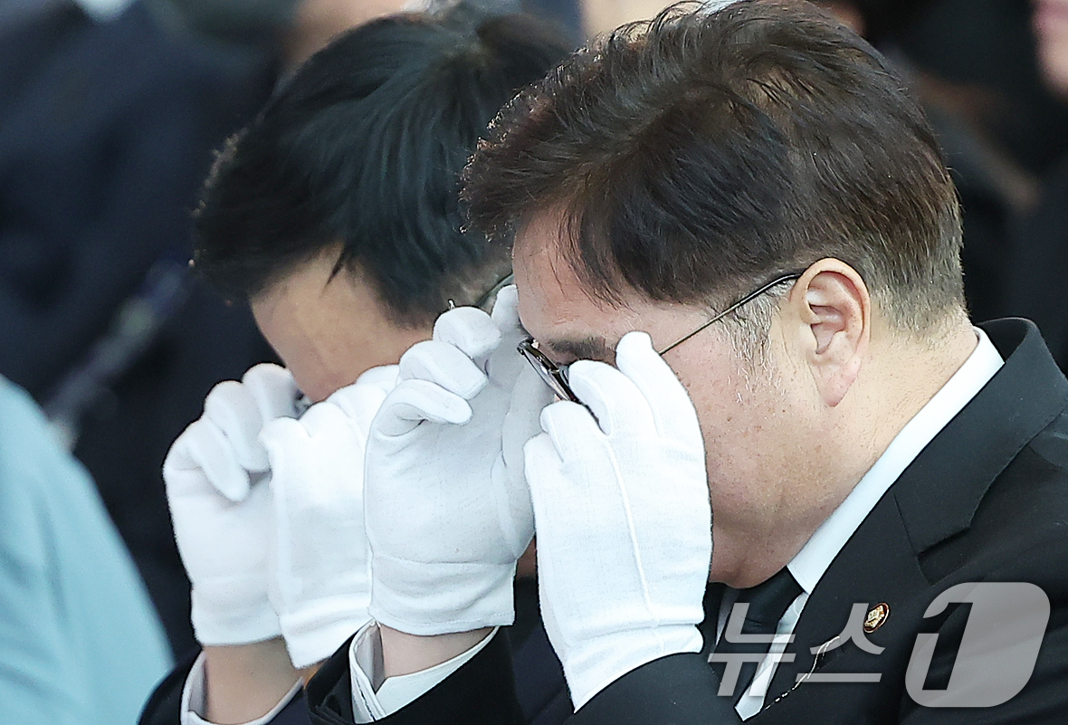 (무안=뉴스1) 김진환 기자 = 최상목 대통령 권한대행 부총리 겸 기획재정부 장관과 우원식 국회의장이 18일 오전 전남 무안국제공항에서 열린 12·29 제주항공 여객기 참사 희생자 …