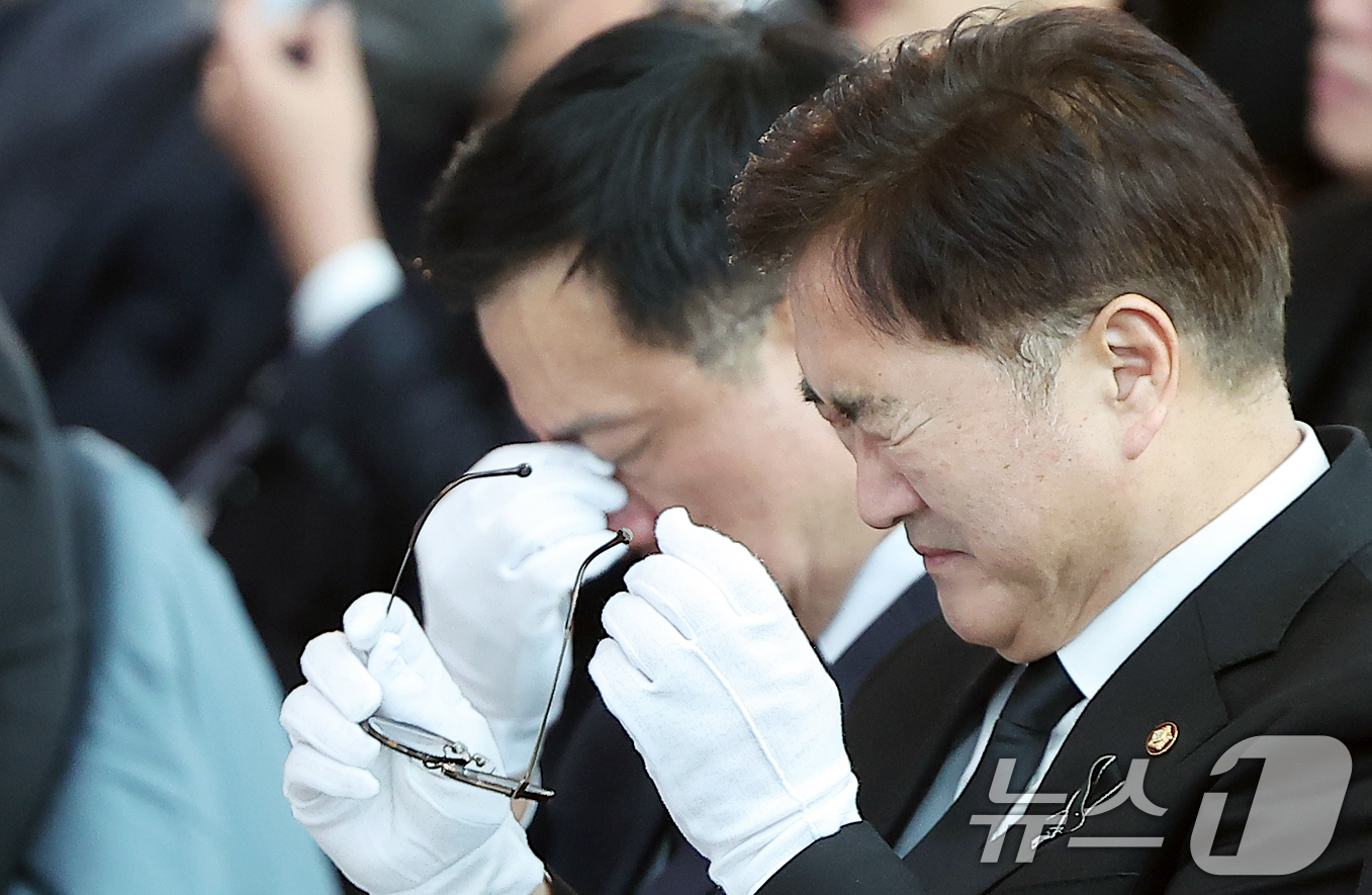 (무안=뉴스1) 김진환 기자 = 최상목 대통령 권한대행 부총리 겸 기획재정부 장관과 우원식 국회의장이 18일 오전 전남 무안국제공항에서 열린 12·29 제주항공 여객기 참사 희생자 …