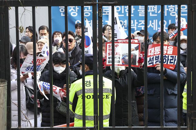 공수처 차량 막은 서부지법 난동범 "尹 뜻 지키려고"…檢, 징역형 구형